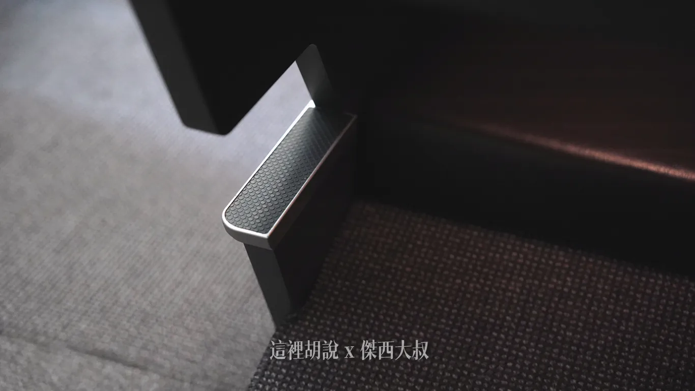 腳踏支撐，靠外側的設計樣式（桌子在內側），方便踩踏開啟行李箱
