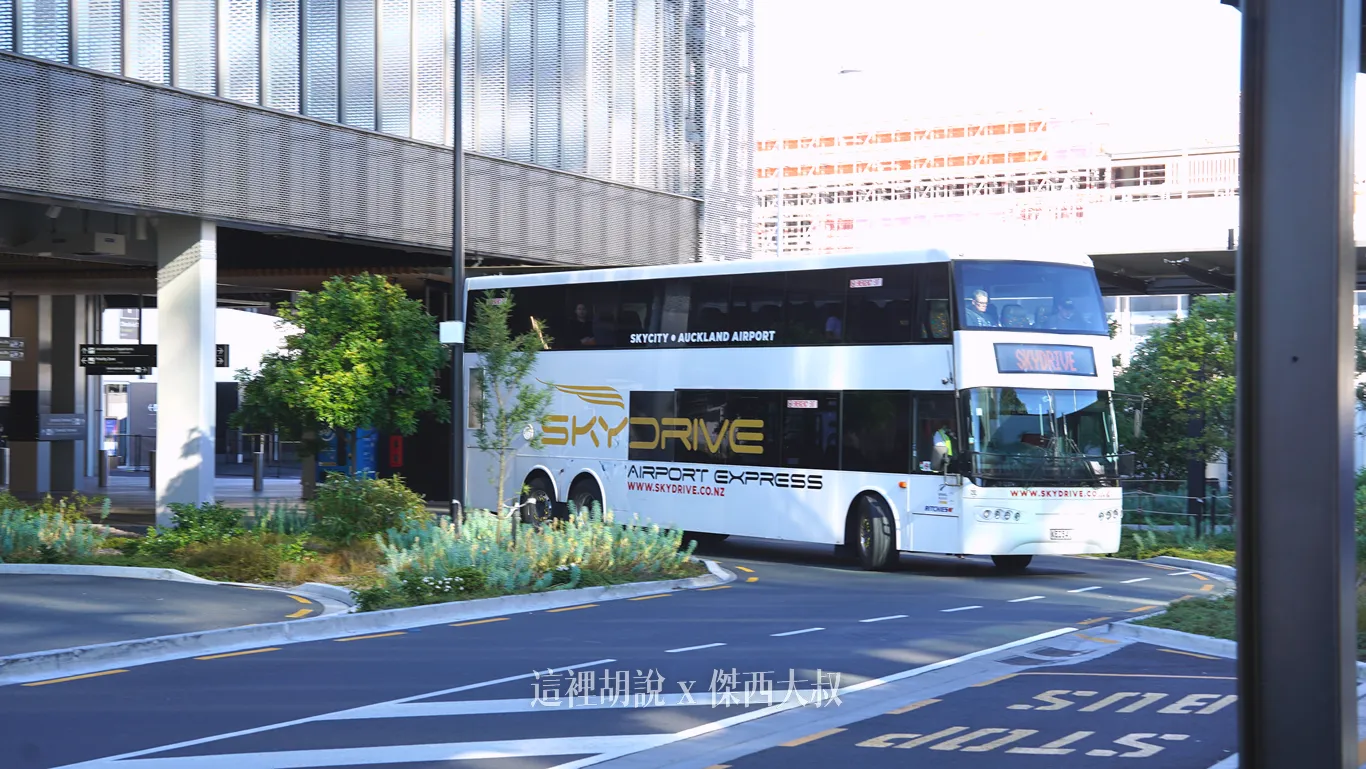 SKYDRIVE 巴士非常好認得，雙層而且車子上面就有寫著大大的 SKYDRIVE