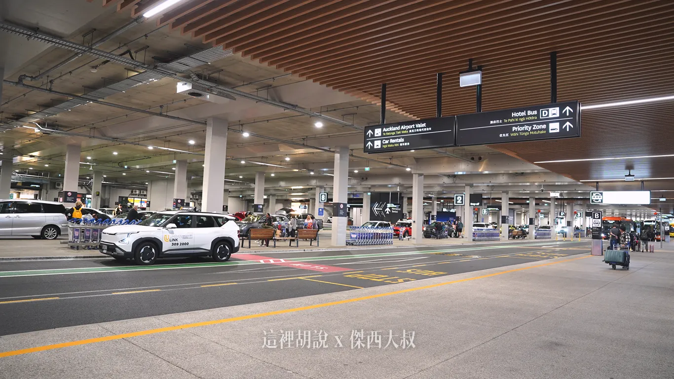 如果看到這個景象，你就是走錯地方了，這個是TRANSPORT HUB 交通大樓的上下車道
