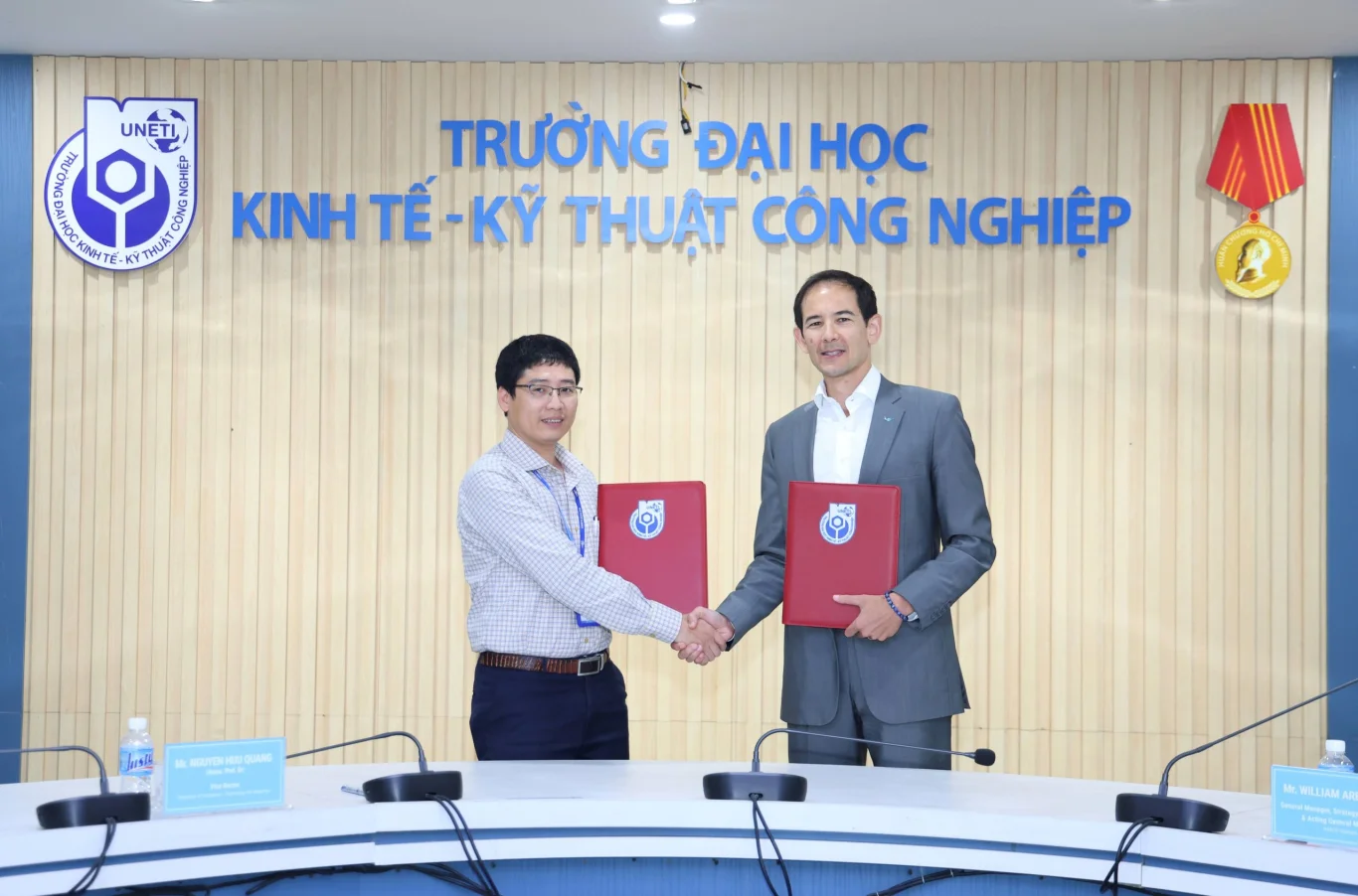 港機與 UNETI 代表見證簽約儀式。 港機與 UNETI 代表見證簽約儀式。