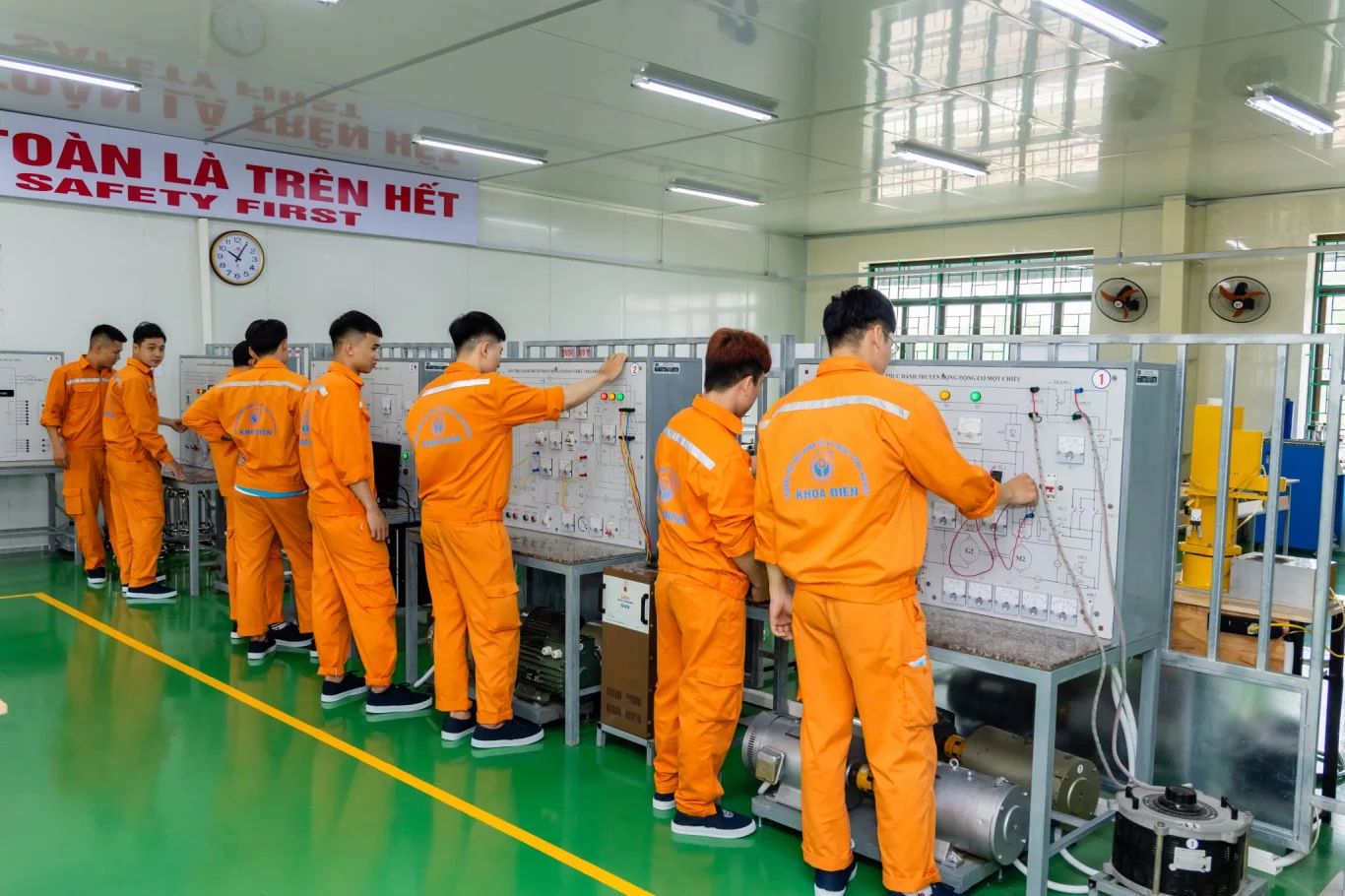 UNETI 機電學系與機械學系的學生。 UNETI 機電學系與機械學系的學生。