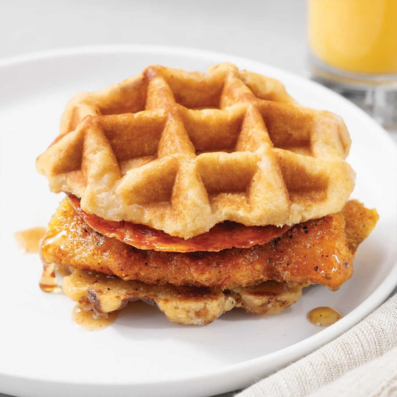 辣蜂蜜雞肉鬆餅三明治（Hot honey chicken and waffle sandwich）