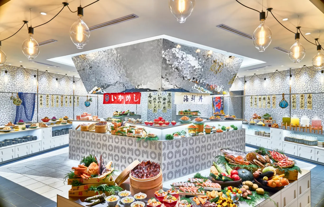 五稜郭星型主廚即席料理區：自助餐廳「OMO Dining」特別將現做料理台（Live Kitchen）打造成五稜郭的星型輪廓，上方懸掛以漁港捕捉烏賊使用的集魚燈與漁網造型吊燈；增建的挑高明亮用餐區，搭配以墨魚汁染色的藝術織品壁飾，與原建築低天花板的沉穩區域形成層次對比。