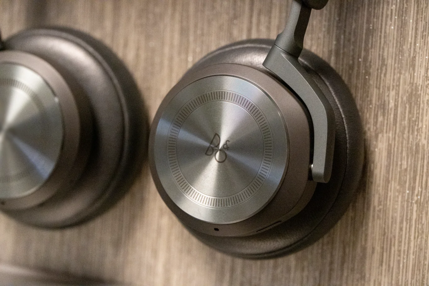 頭等艙乘客將獲配支援主動降噪功能的 Bang & Olufsen 藍牙無線耳機。
