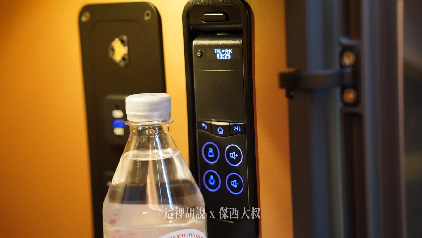 娛樂系統的遙控器，可以當觸控面板使用