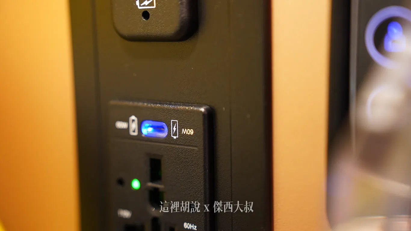 TYPE-C 充電孔，上面標示為60W