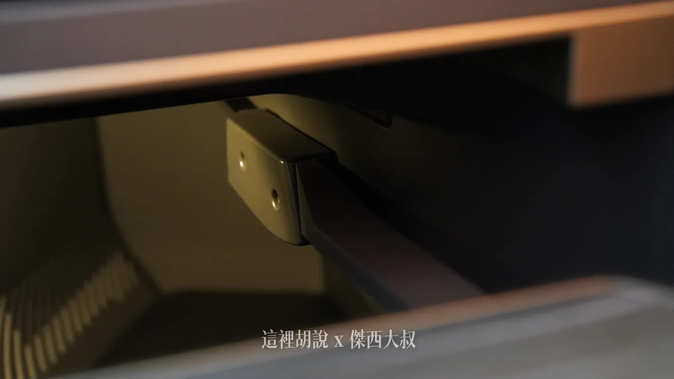 而桌子本身的支撐結構是一個單軸支撐柱