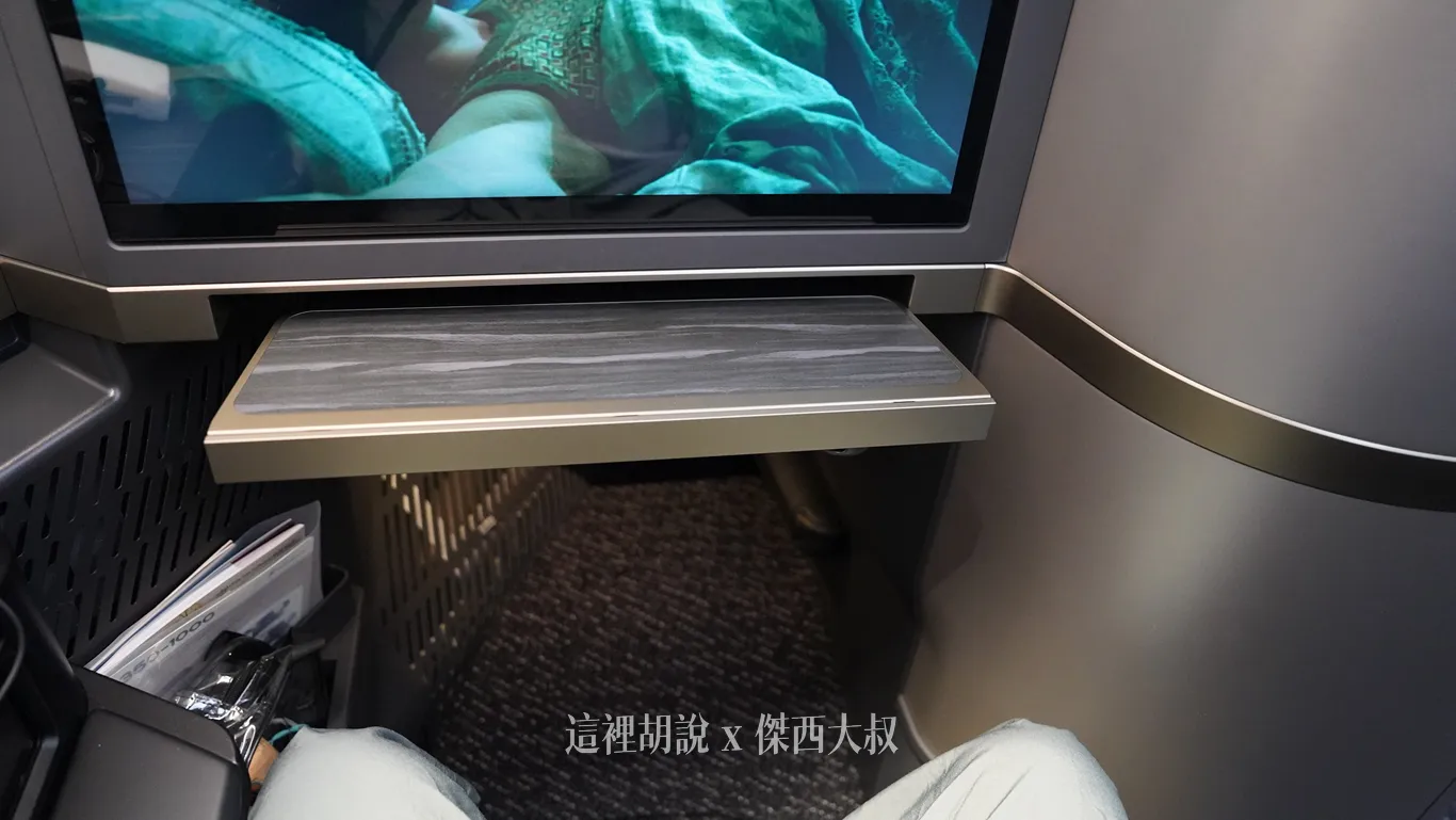 桌子可以依照不同的需求調整位置，也可以只有打開一點點放置飲料
