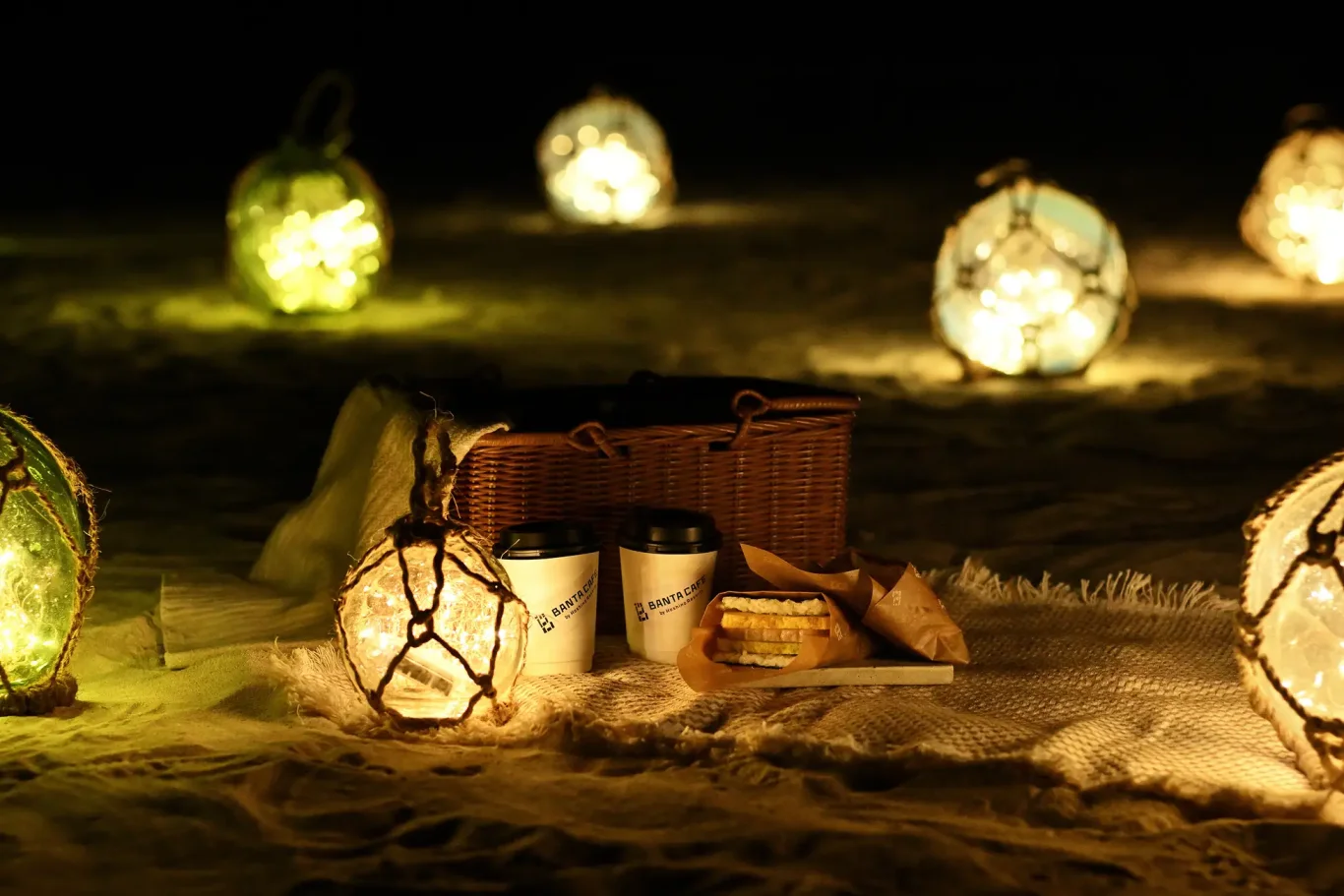 鋪上海灘墊享受夜間野餐的愜意時光。