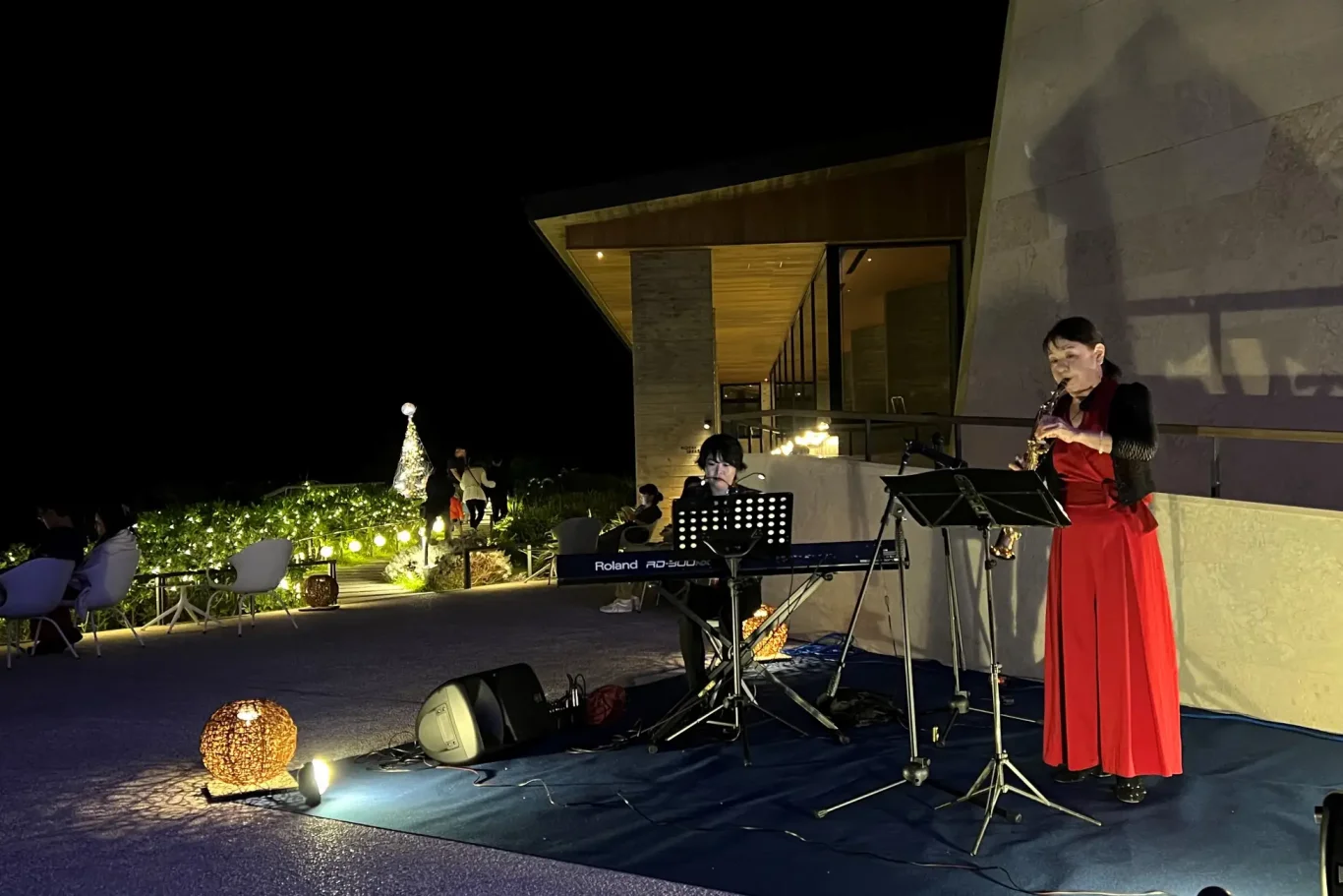 浪花海聲與現場爵士演奏交織共鳴的夜間音樂盛宴。
