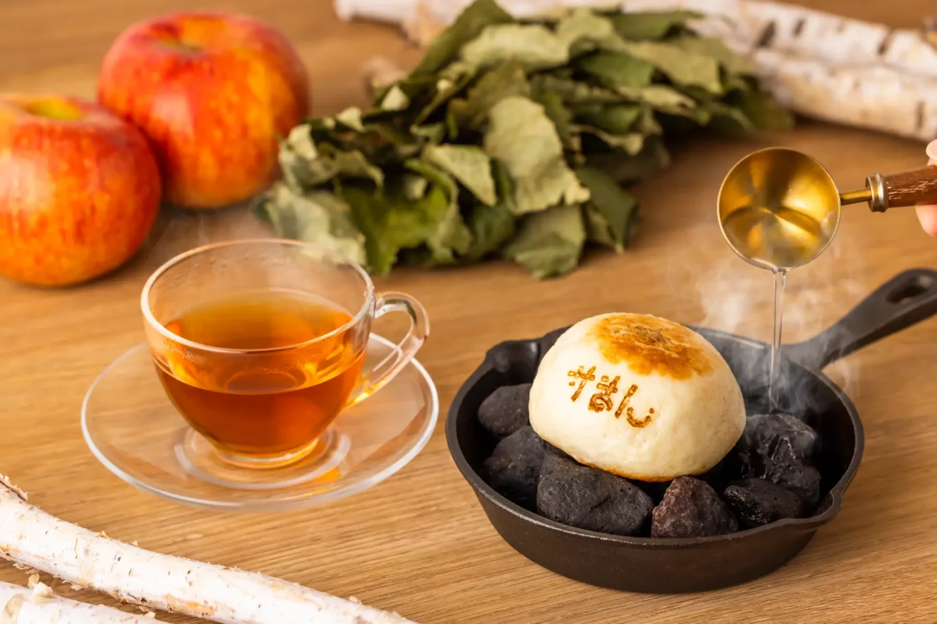 融合信州特產御燒的「香料蒸氣包」與熱蘋果博士茶。 融合信州特產御燒的「香料蒸氣包」與熱蘋果博士茶。