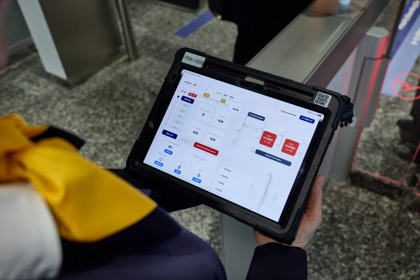漢莎航空法蘭克福機場啟用A16未來登機門 以行動地勤提供旅客服務:廢除固定櫃檯走向走動服務:行動平板地勤主動協助改票升等 漢莎航空法蘭克福機場啟用A16未來登機門 以行動地勤提供旅客服務:廢除固定櫃檯走向走動服務:行動平板地勤主動協助改票升等