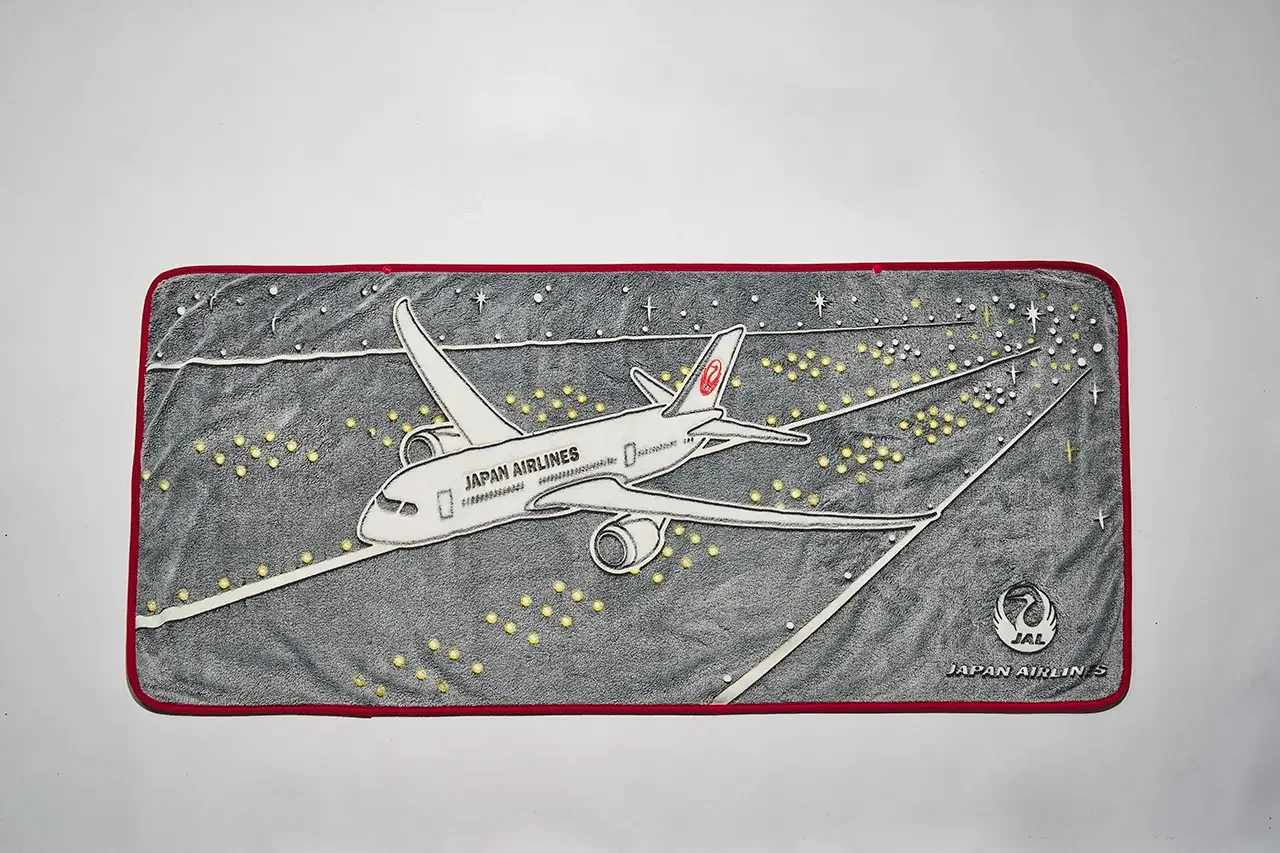 JAL日本航空聯名寶島社推A350千型夜燈與夜光跑道毛毯：第 2 彈暗夜發光跑道大毛毯：蓄光材質重現機場夜景附斗篷按扣