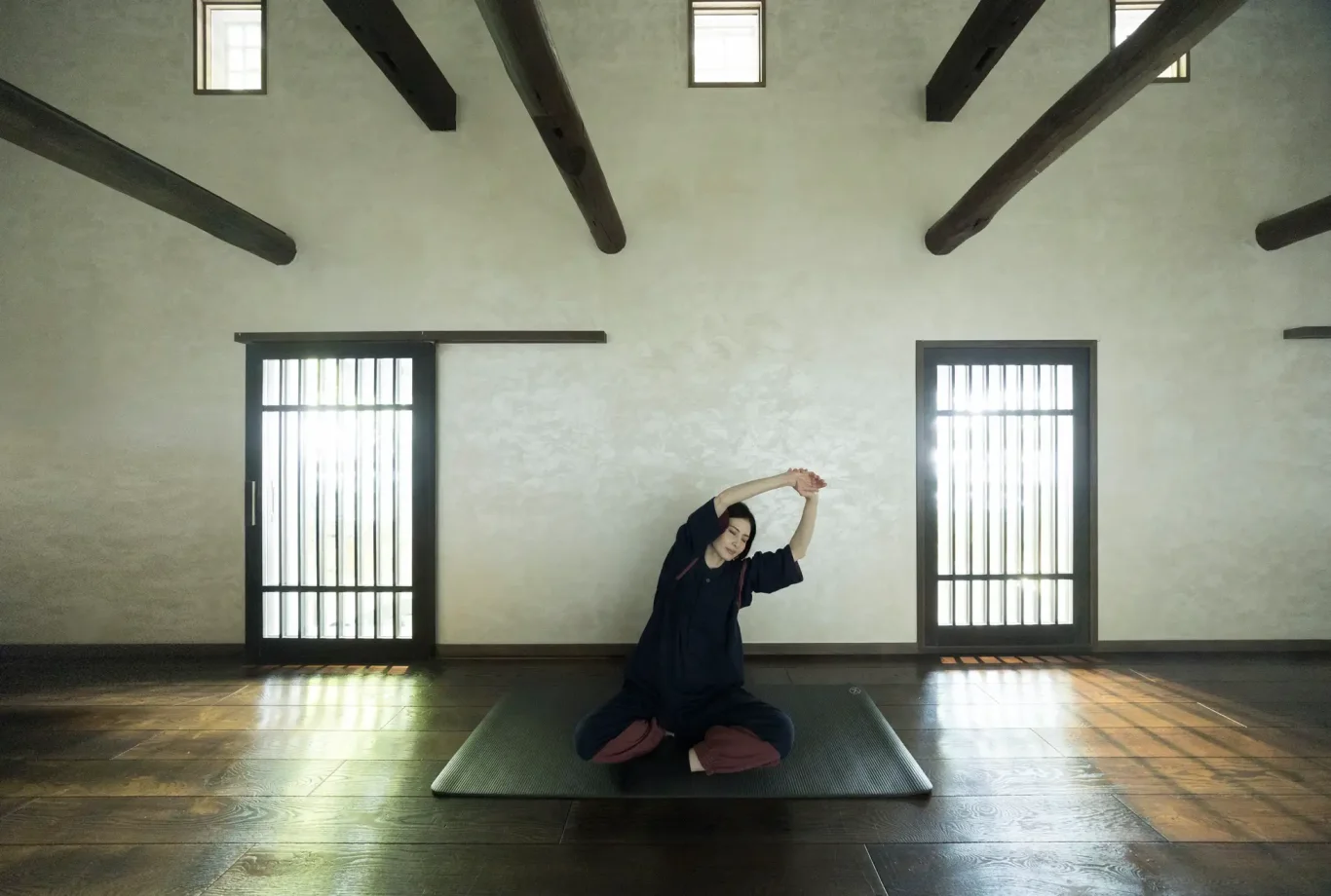 日式傳統「藏」（古老土藏建築），在寂靜水邊進行深呼吸腹式伸展