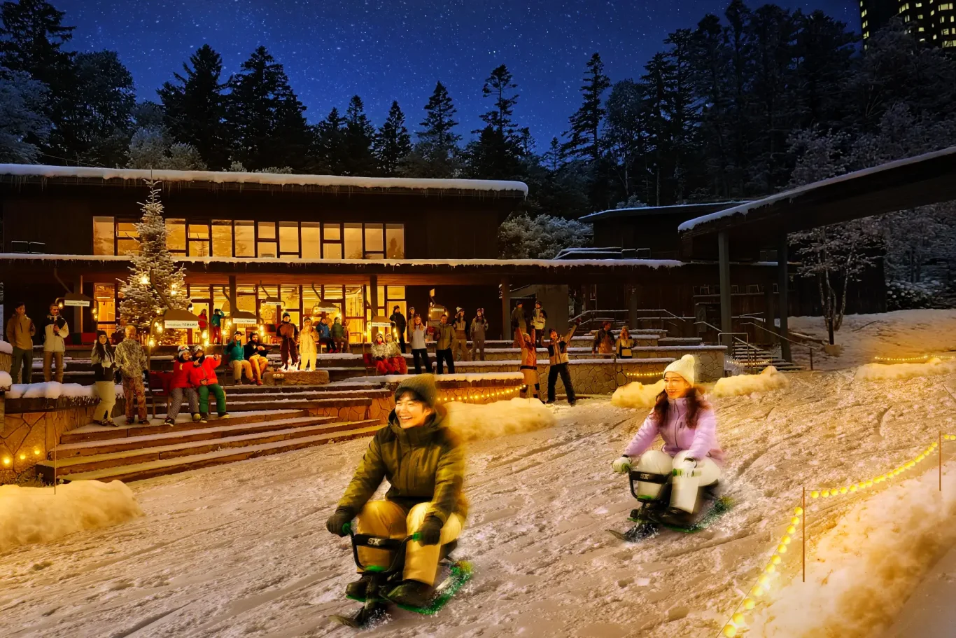 星野渡假村Tomamu推滑雪後微醺小憩50米夜光雪橇免費滑：全新登場 50 米街景雪橇道：夜間燈光穿梭商圈店鋪免費暢玩