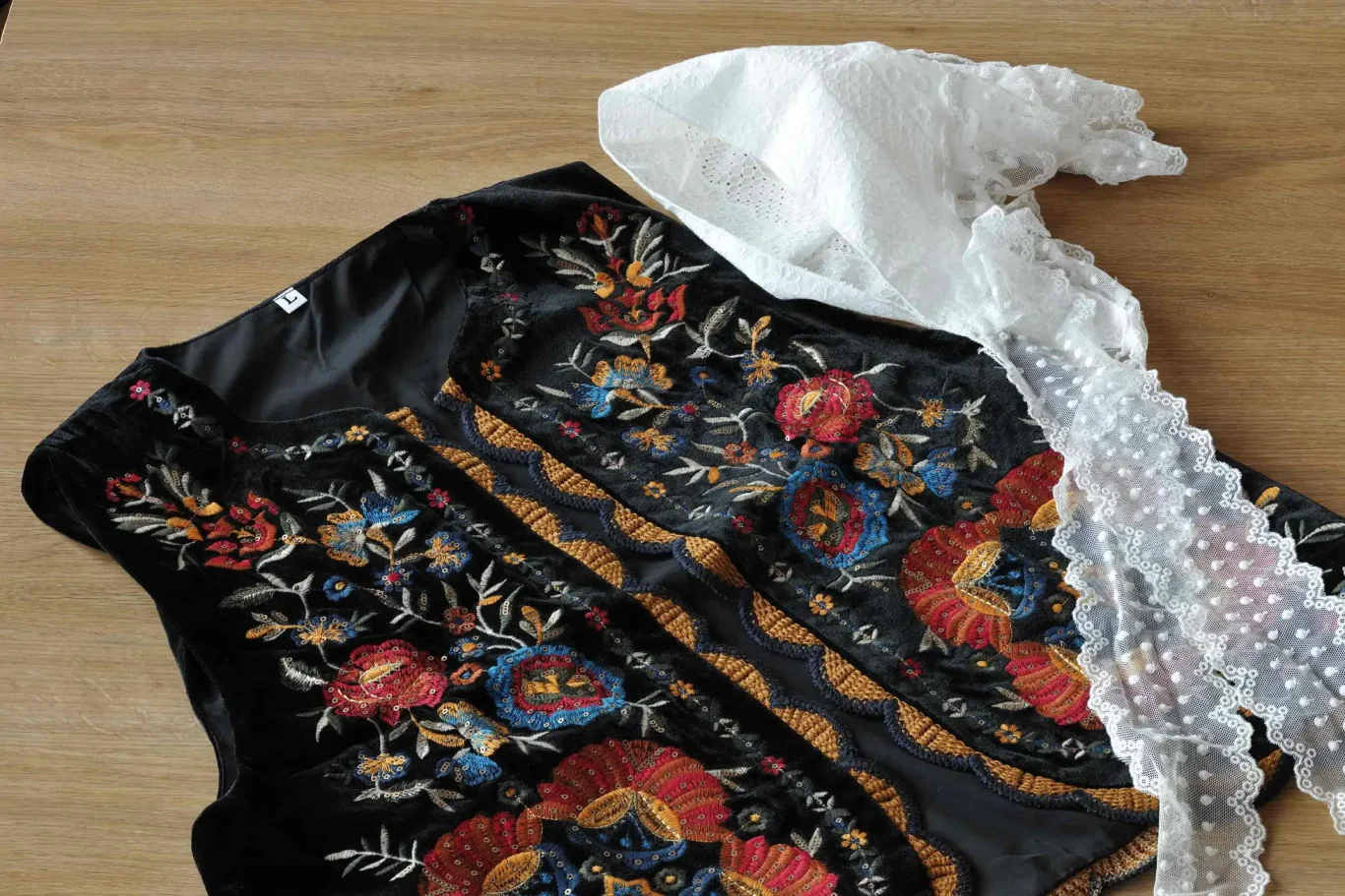 穿上瑞士傳統服飾造型配件,享受紀念拍照樂趣 穿上瑞士傳統服飾造型配件,享受紀念拍照樂趣
