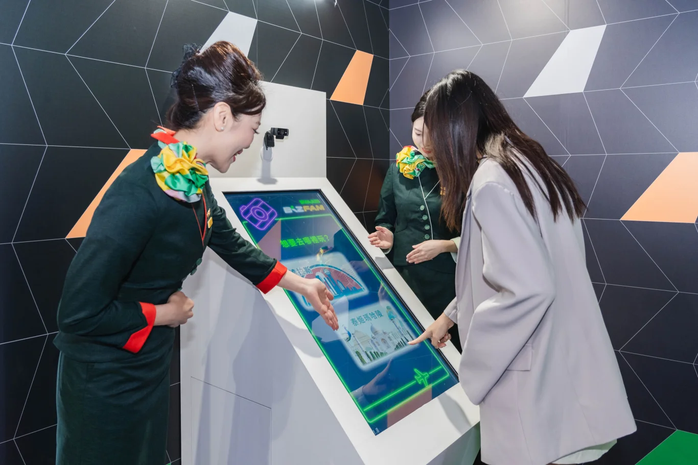 長榮航空參與2026鴻海科技日,10月31日開放會員進貴賓室:展期入場安排、會員入場資格與專屬貴賓室位置 長榮航空參與2026鴻海科技日,10月31日開放會員進貴賓室:展期入場安排、會員入場資格與專屬貴賓室位置