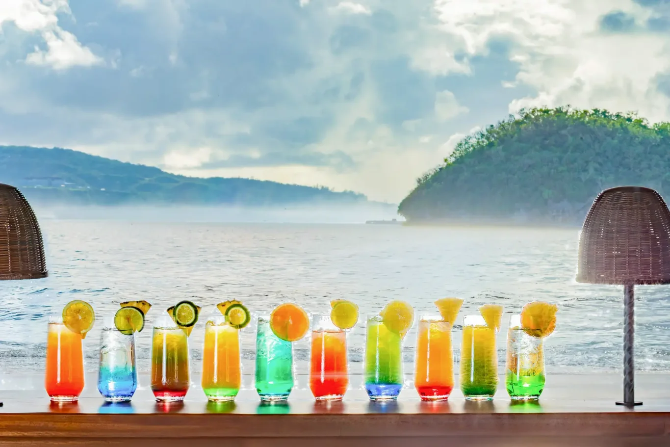 一邊眺望大海一邊享用美酒 一邊眺望大海一邊享用美酒