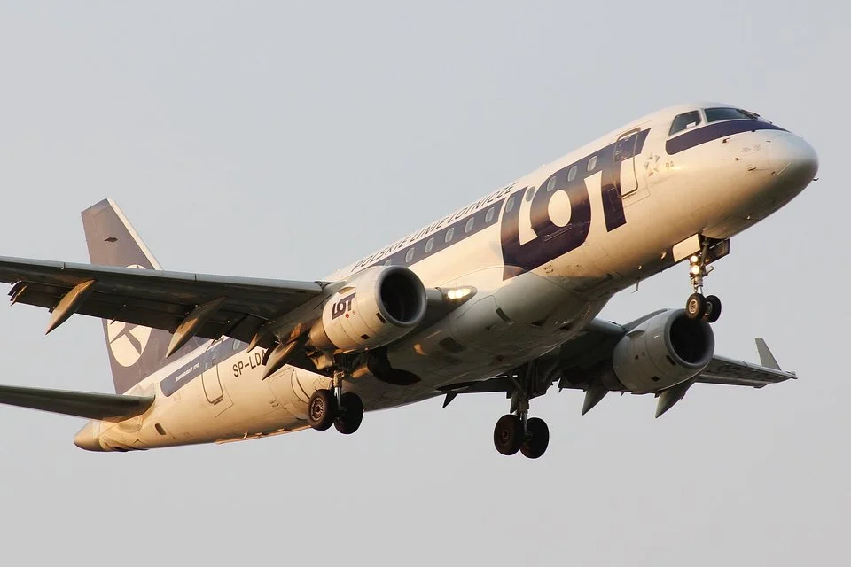 波蘭航空機隊首架 Embraer E170(註冊編號 SP-LDA),由雅羅斯瓦夫·克雄ジナル (Jarosław Ksiądzyna) 拍攝 波蘭航空機隊首架 Embraer E170(註冊編號 SP-LDA),由雅羅斯瓦夫·克雄ジナル (Jarosław Ksiądzyna) 拍攝