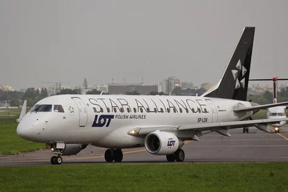 波蘭航空退役最後一架Embraer E170，結束22年營運 - 這裡胡說 JL TALKS