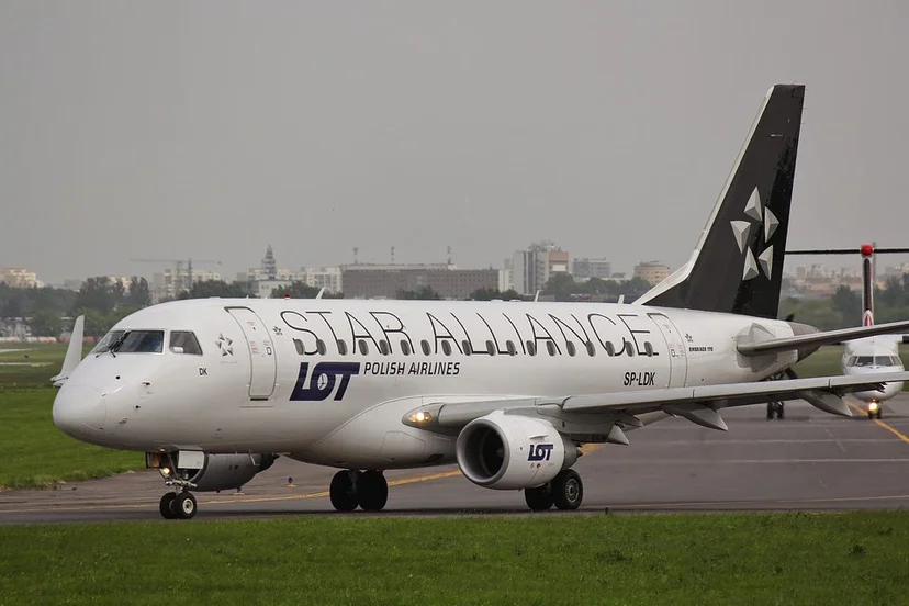 波蘭航空退役最後一架Embraer E170，結束22年營運 - 這裡胡說 JL TALKS